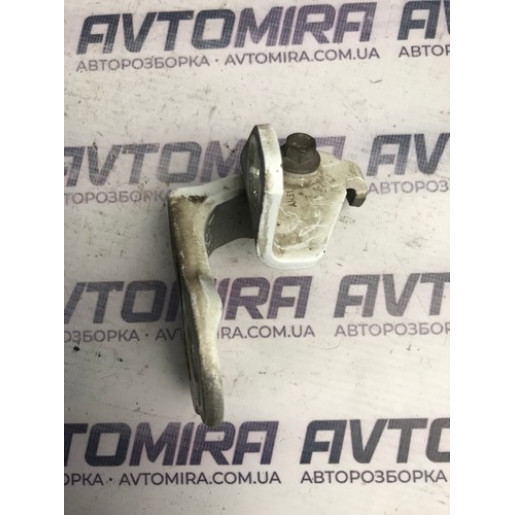 Петля двери передней левой нижняя Ford Focus 3 2011-2017 1781674